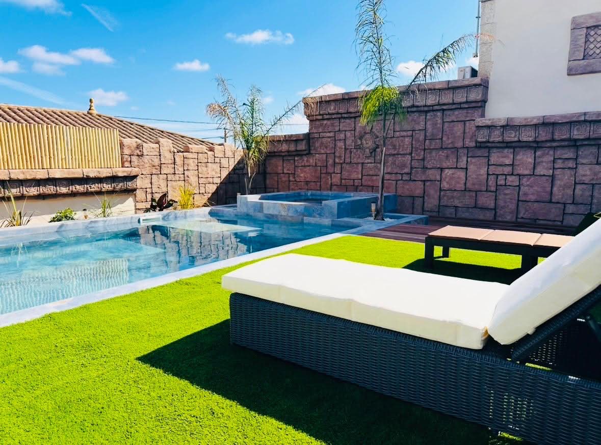 Piscine et bain de soleil