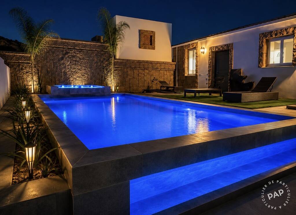 Piscine éclairée de nuit