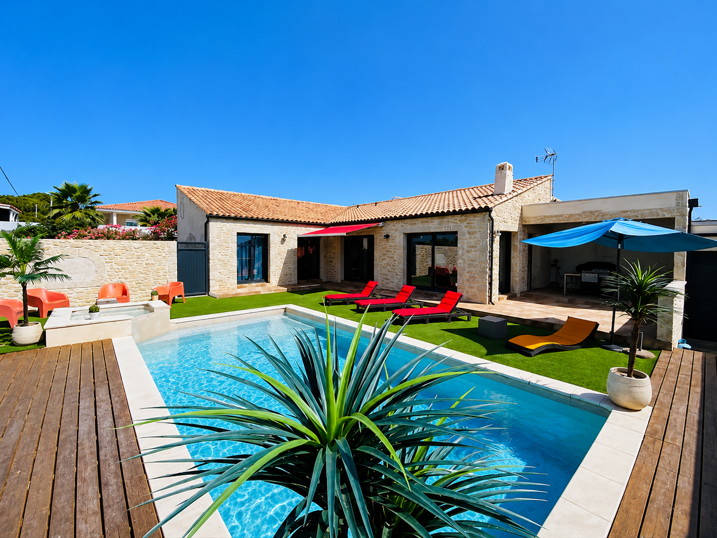 Vue principale de la Villa Romane